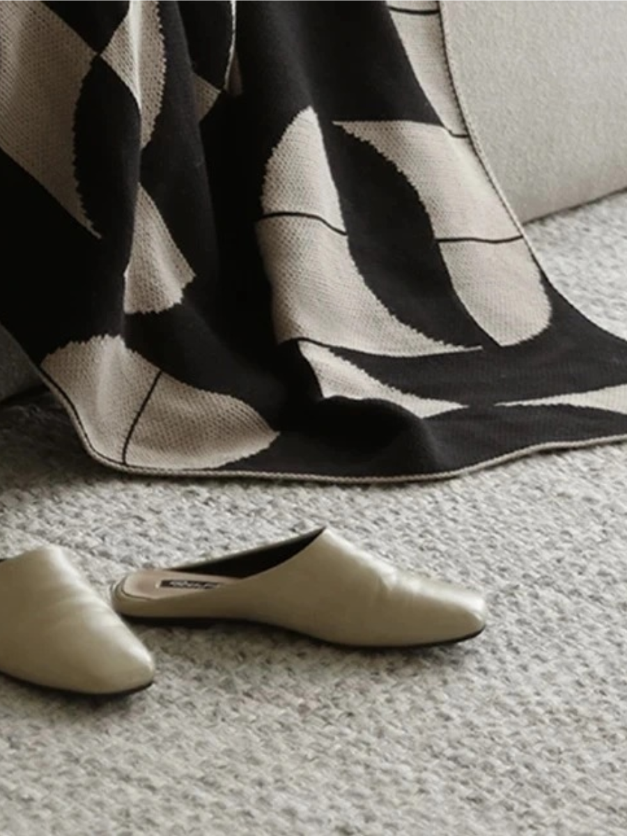 Geometric Acrylic Throw Blanket – Black & Beige Pattern 130*170 CM - Chic Chambers