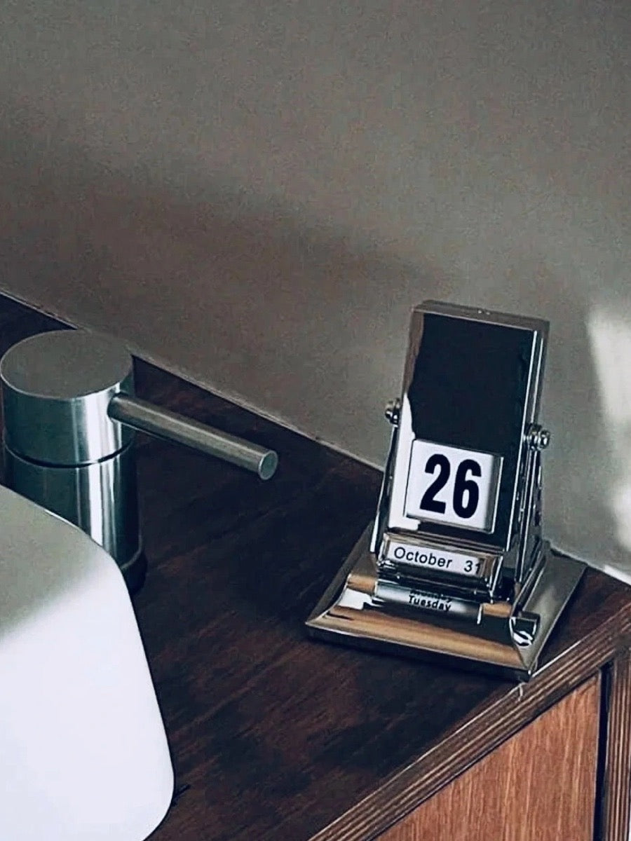 Artistic Decor Objects – Sculptural & Expressive Home Accents