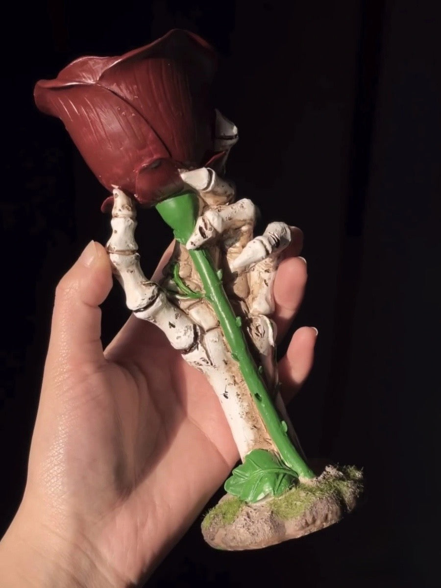 Dark Bloom Candle Holder with Sculptural Contrast Aesthetic - Chic Chambers