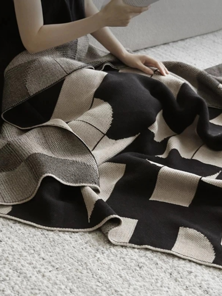 Geometric Acrylic Throw Blanket – Black & Beige Pattern 130*170 CM - Chic Chambers