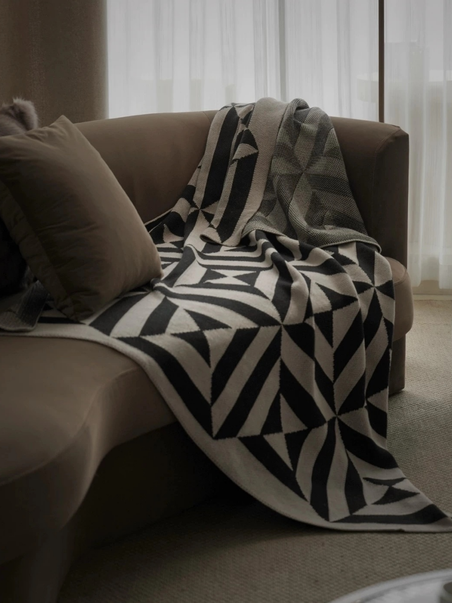 Geometric Acrylic Throw Blanket – Modern Black & Beige Design 130*170 CM - Chic Chambers