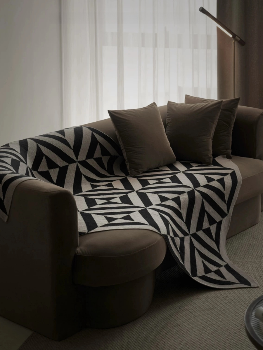 Geometric Acrylic Throw Blanket – Modern Black & Beige Design 130*170 CM - Chic Chambers